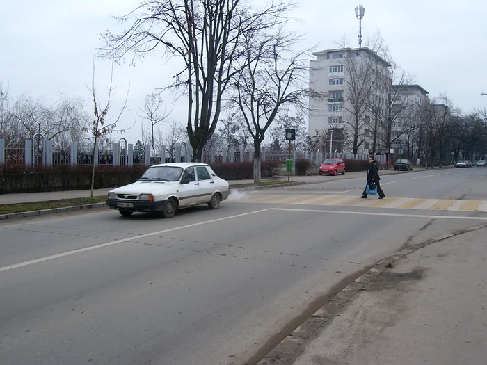 De pe strada Andrei Muresanu lipseste un relantisor, in dreptul trecerii de pietoni de langa biserica