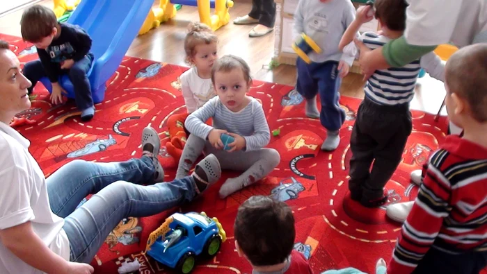 La centrul ”Scăpărici” vin şi copii de câteva luni, care învaţă aici cum să facă primii paşi FOTO Adevărul