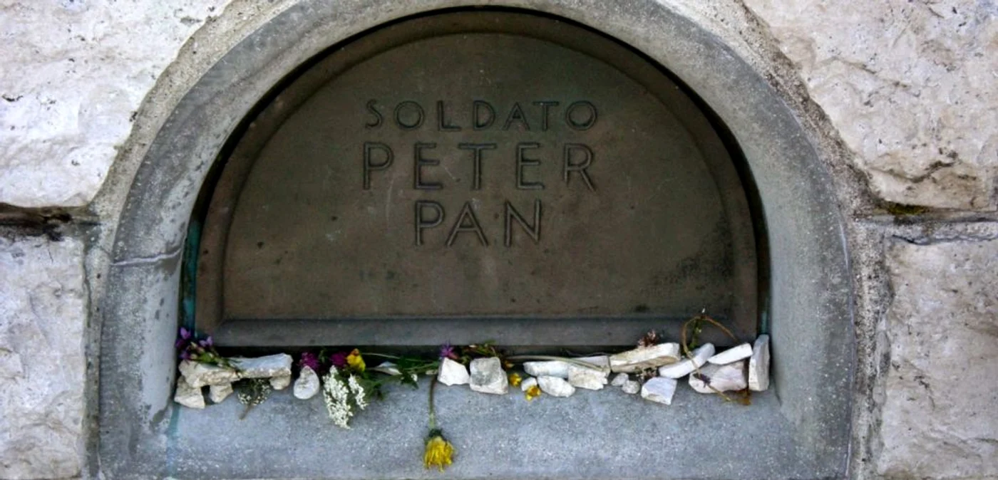 Mormântul soldatului Peter Pan de pe Monte Grappa FOTO Wikipedia.org