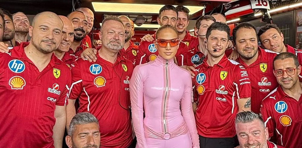 Jennifer Lopez i-a înnebunit pe cei de la Ferrari. Apariție incendiară, într-un costum mulat de latex 