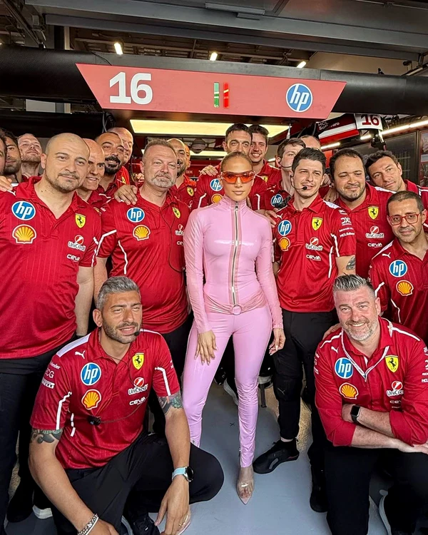 Jennifer Lopez, alături de echipa Ferrari. Foto Getty images
