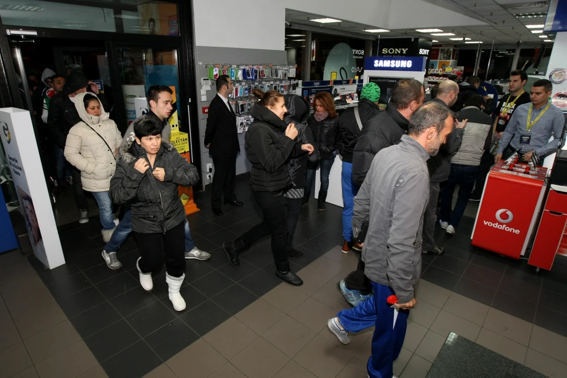 S-a stat la coadă inclusiv la magazinele fizice FOTO Adevărul/Dorin Constanda