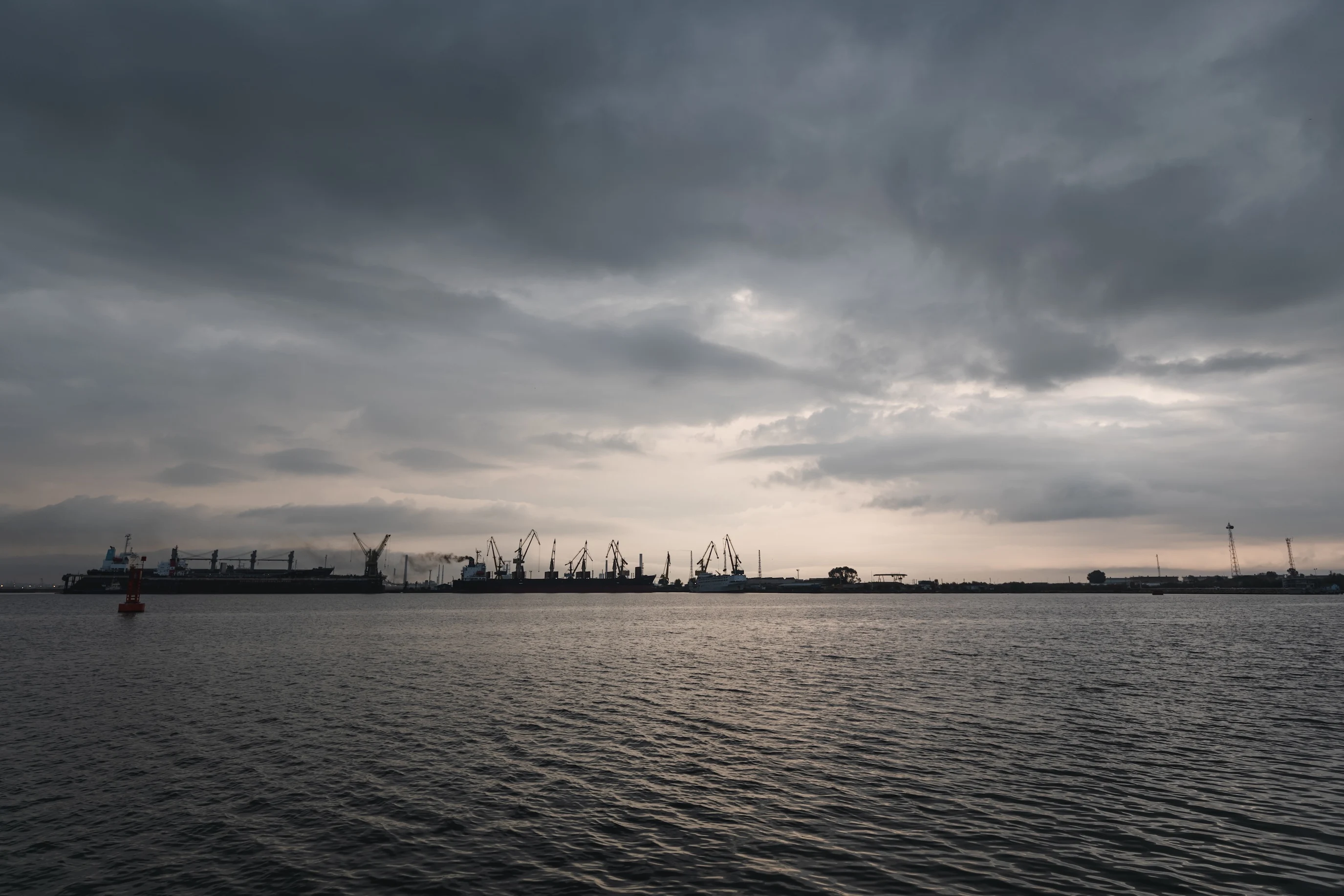 Imaginea de ansamblu a epavei remorcherului Astana a fost realizată. „Descărcarea petrolierului e necesară pentru aprovizionarea Petromidiei”