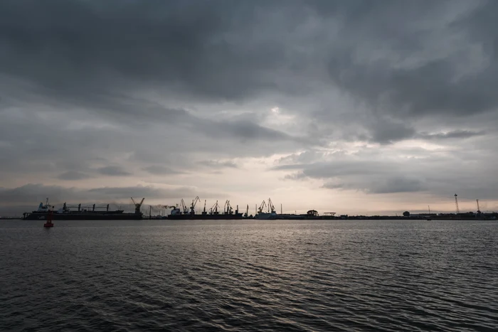 Compania a inițiat procedurile pentru descărcarea tancului petrolier. FOTO MMT