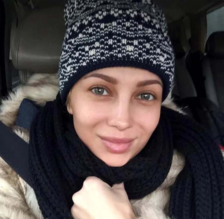Lora a renunţat la make-up pentru o zi