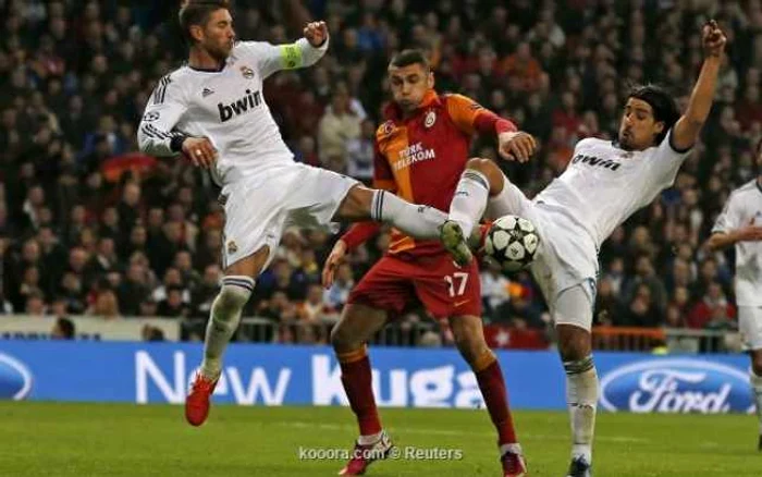 Ramos (stânga) şi Khedira au blocat Galatasaray