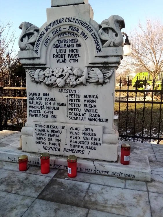 Monument ridicat în memoria victimelor colectivizării forțate de la Vâlcele  FOTO: Fb/Grigore Sebeș