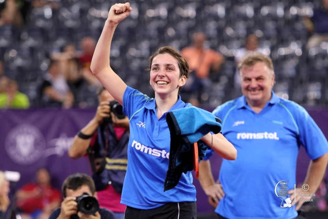 Tania Plăian, campioană la juniori, alături de antrenorul Marian Filipaş           FOTO: Arhiva personală