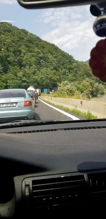 Traficul pe Valea Oltului blocat şi după 12 ore de la răsturnarea unui TIR plin cu porci pe carosabil la Câineni-Vâlcea pe DN7 Foto Ionuţ Petrescu
