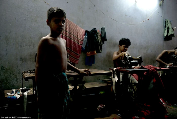 Pentru copiii săraci care trăiesc în Bangladesh bucuriile vârstei înseamnă să stea alături de alţi puştani şi să găsească motive de amuzament în timp ce muncesc aproape la fel de mult ca un adult pentru un salariu de nimic. FOTO FOTO Daily Mail