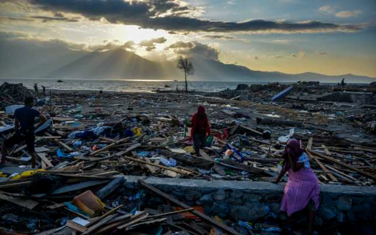 Indonezienii, printre resturile din satul Mamboro devastat de cutremur FOTO EPA EFE Iqbal Lubis