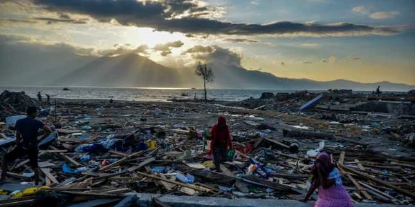 Indonezienii stau printre resturile din satul Mamboro din Palu devastat de cutremur în centrul Sulawesi Indonezia Potrivit unui raport al BNR cel puţin 1 571 de persoane au murit ca urmare a unei serii de cutremure puternice care au lovit centrul Sul