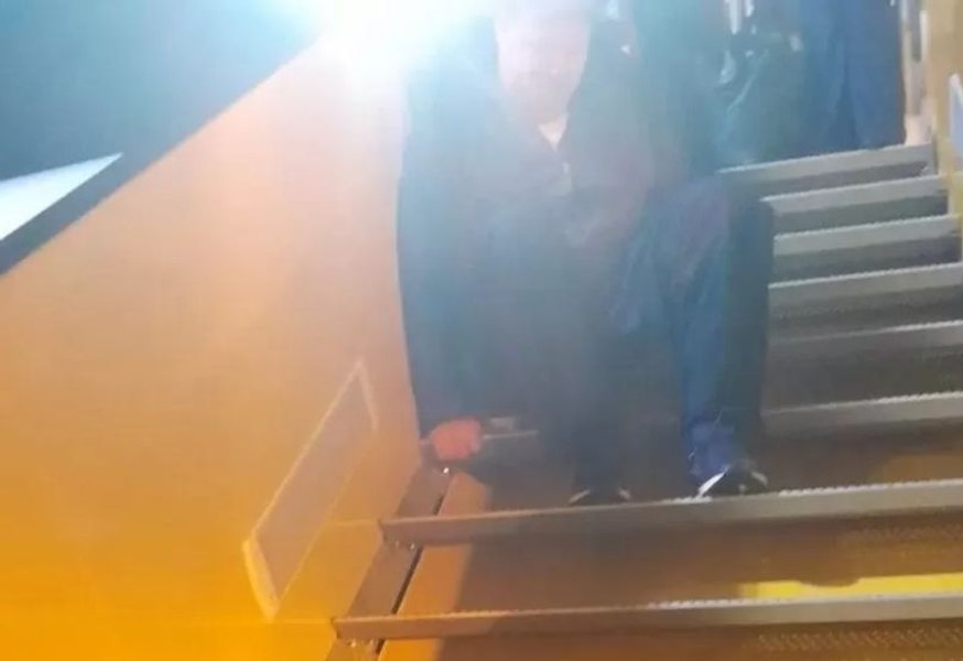 Bărbat în scaun cu rotile, nevoit să se târască pe scările avionului: „Cer să pot călători cu demnitate"