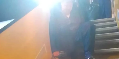 persoana  cu handicap pe scarile avionului BBC jpg
