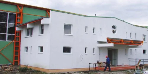 Ultimele retuşuri la sala de sport din oraşul Răcari