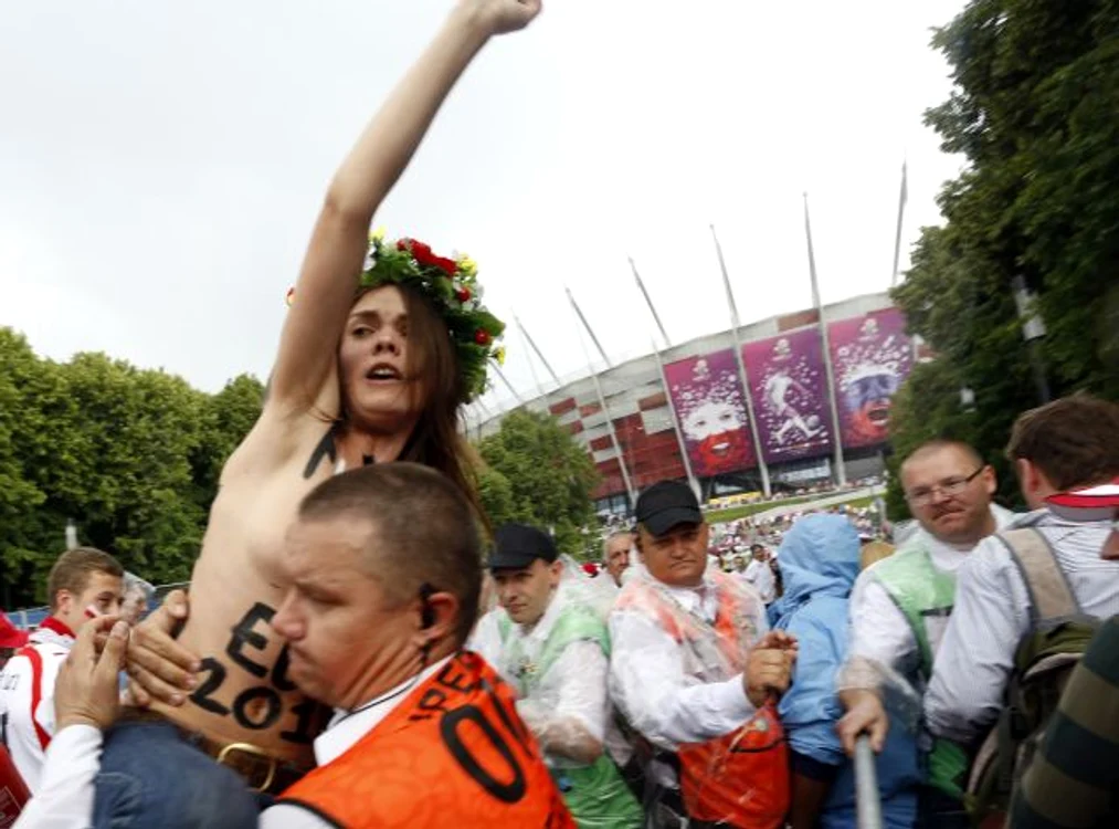 Protestatarele de la Femen au atacat cu extinctoare stadionul din Varşovia (Foto Reuters)