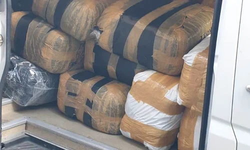 Produsele de îmbrăcăminte, înghesuite în niște saci din plastic înfășurați în bandă adezivă jpeg