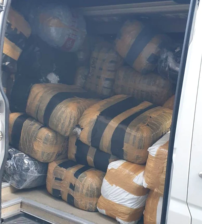Produsele de îmbrăcăminte, înghesuite în niște saci din plastic înfășurați în bandă adezivă