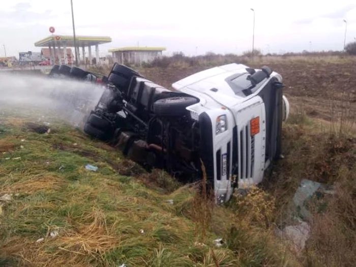 Apele râului Olt sunt poluate cu kerosen, scurse dintr-o cisternă ce s-a răsturnat în apropiere