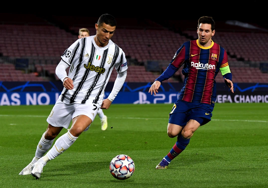 Cristiano Ronaldo este talonat de Lionel Messi Foto: Guliver / GettyImages