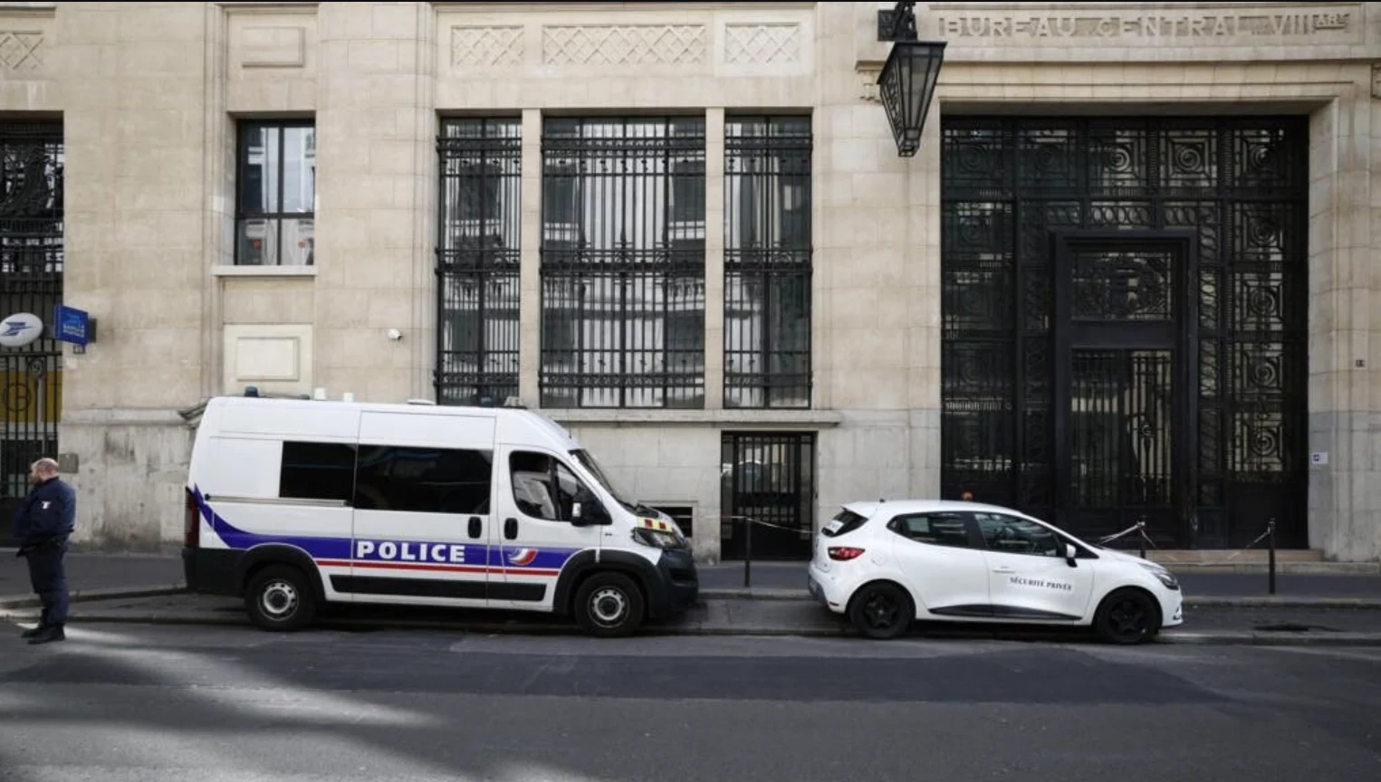 Tentativă de atentat terorist dejucată la Paris. Un tânăr care susține că a primit 600 de euro pentru această misiune a fost reținut