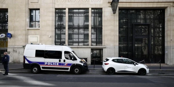 atentat terorist dejucat in fata bank of america in paris FOTO: X/@DailyNewsJustIn