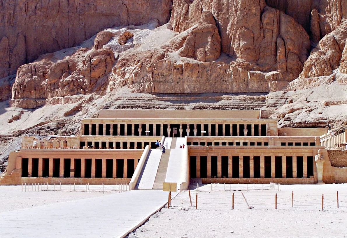 Templul reginei Hatshepsut de la Luxor (© Andrea Piroddi / Wikimedia Commons) 