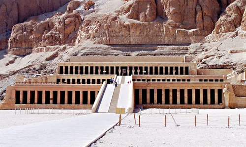 Templul reginei Hatshepsut de la Luxor (© Andrea Piroddi / Wikimedia Commons) 