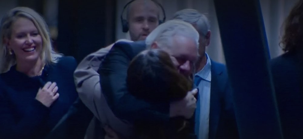 Julian Assange a aterizat în Australia ca om liber. Soția sa: „Are nevoie de timp pentru a-și reveni” VIDEO