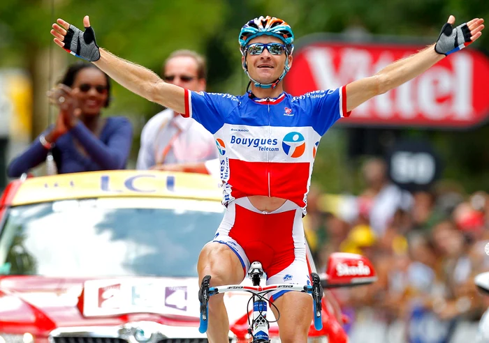 Secretarul de stat Rama Yade urmăreşte din maşină sosirea într-o etapă din Le Tour