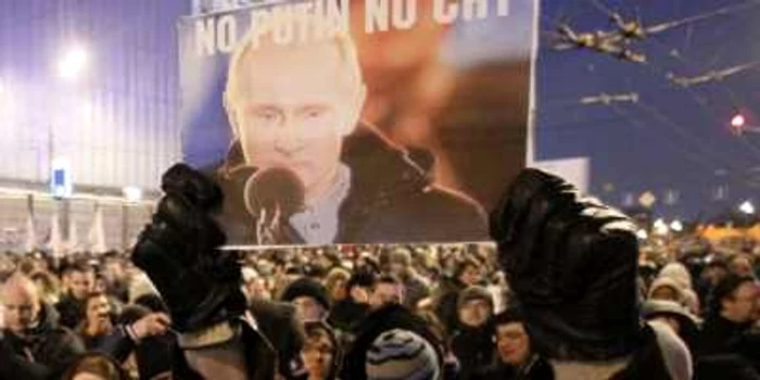 Mii de protestatari au ieşit pe străzile din Moscova şi Sankt Petersburg pentru a contesta victoria lui Vladimir Putin în alegerile prezidenţiale. 