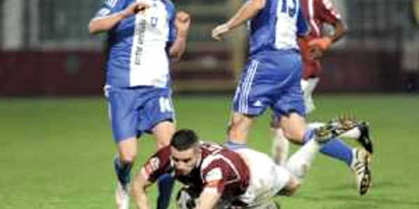 După două eşecuri cu Astra şi cu Vaslui, Alexandru Ioniţă (la pământ) şi colegii săi au fost doborâţi şi de olteni 