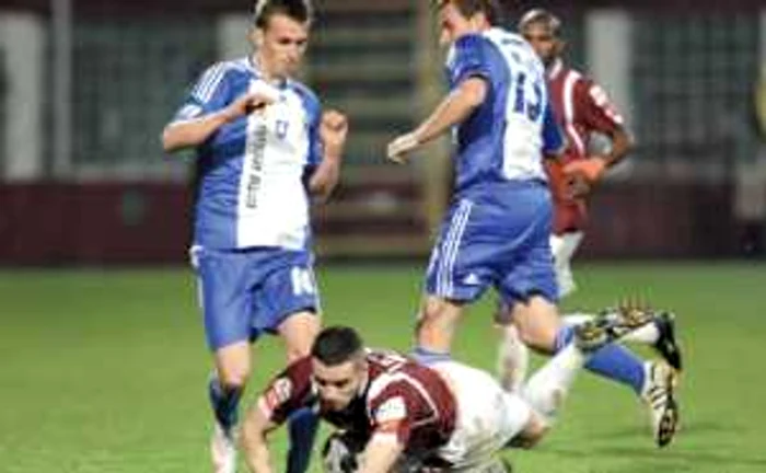 După două eşecuri cu Astra şi cu Vaslui, Alexandru Ioniţă (la pământ) şi colegii săi au fost doborâţi şi de olteni