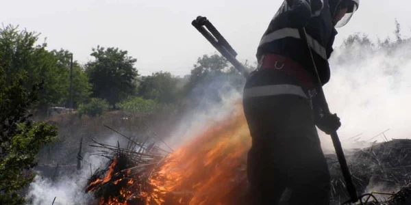 A fost nevoie de 13 pompieri pentru a stinge incendiul