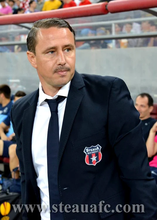 Poza făcută de Reghecampf după titlul cucerit în 2013 cu Steaua