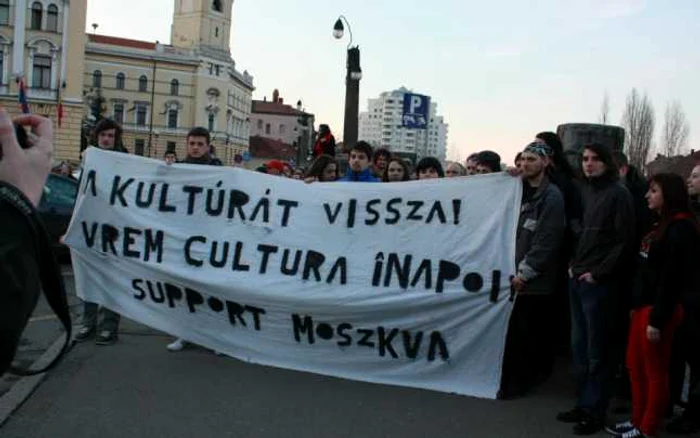 Sute de tineri au cerut redeschiderea unui club
