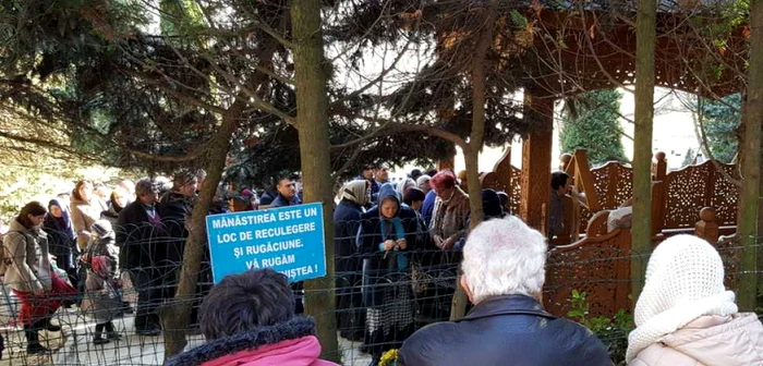 Mormântul lui Arsenie Boca este, zilnic, aglomerat de credincioşi. FOTO: Daniel Guţă. ADEVĂRUL.