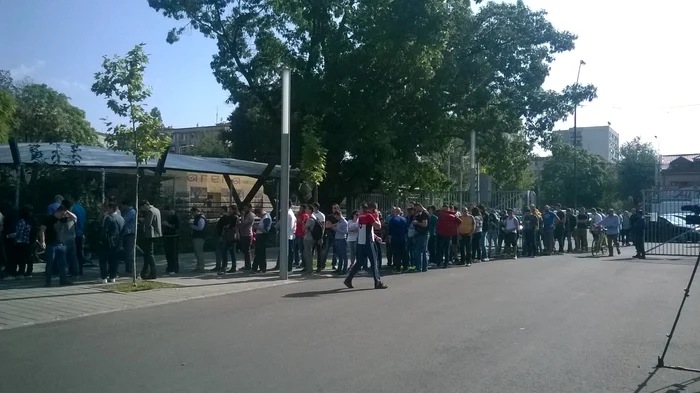 Sute de fani stau la coadă la casele de bilete de la Arena Națională