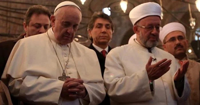 Papa Francisc, în timpul vizitei la Moschhea Albastră FOTO Anadolu Agency