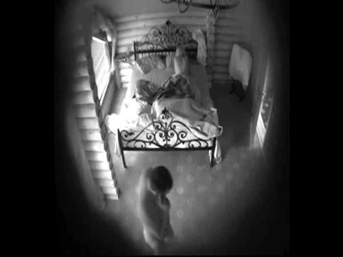 7. Partenera lui Vlad se plictisește în timp ce acesta discută la telefon