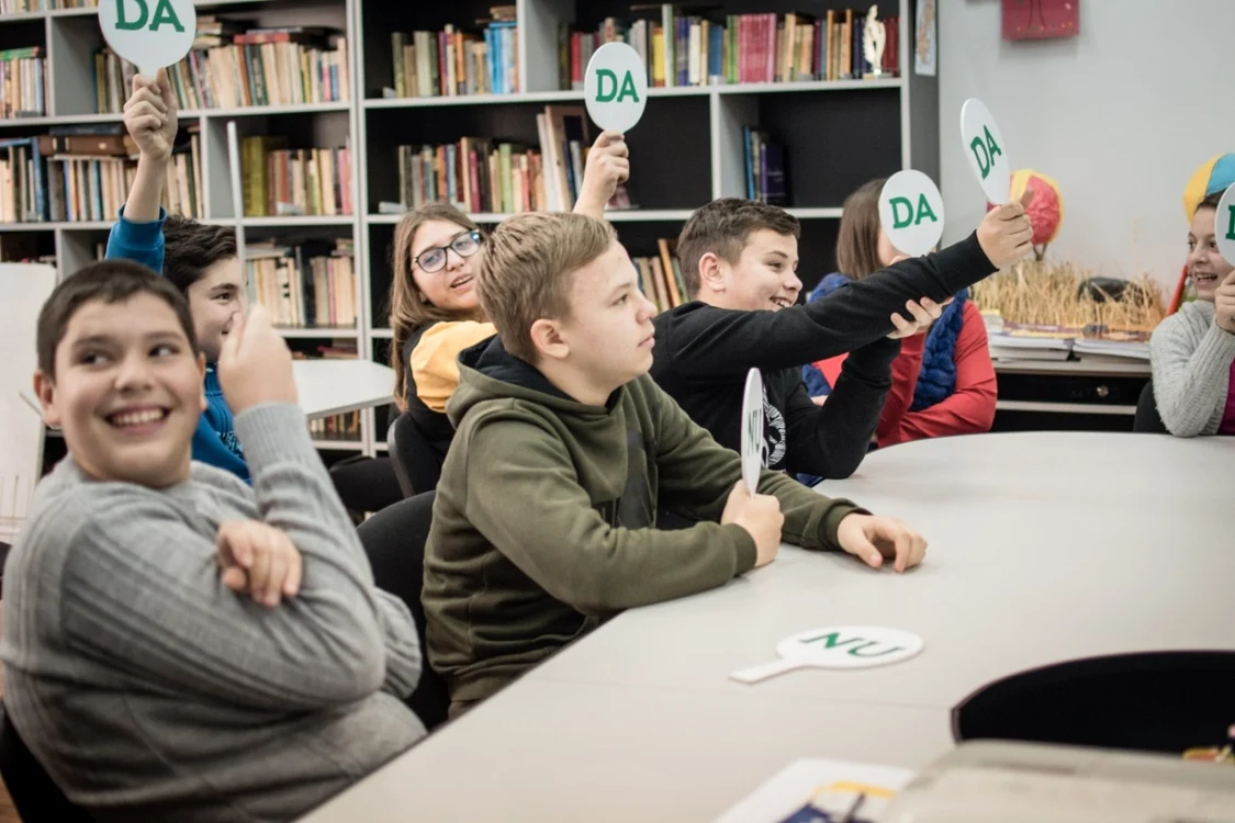 Copiii au votat investiţiile de care au nevoie în comunitatea lor FOTO Fundaţia ”Terre des homes”