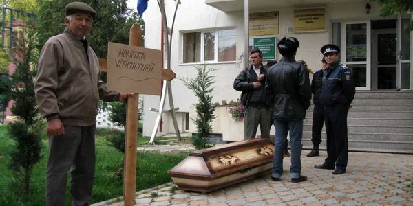 Focşani: Viticultorii au pichetat Direcţia Agricolă
