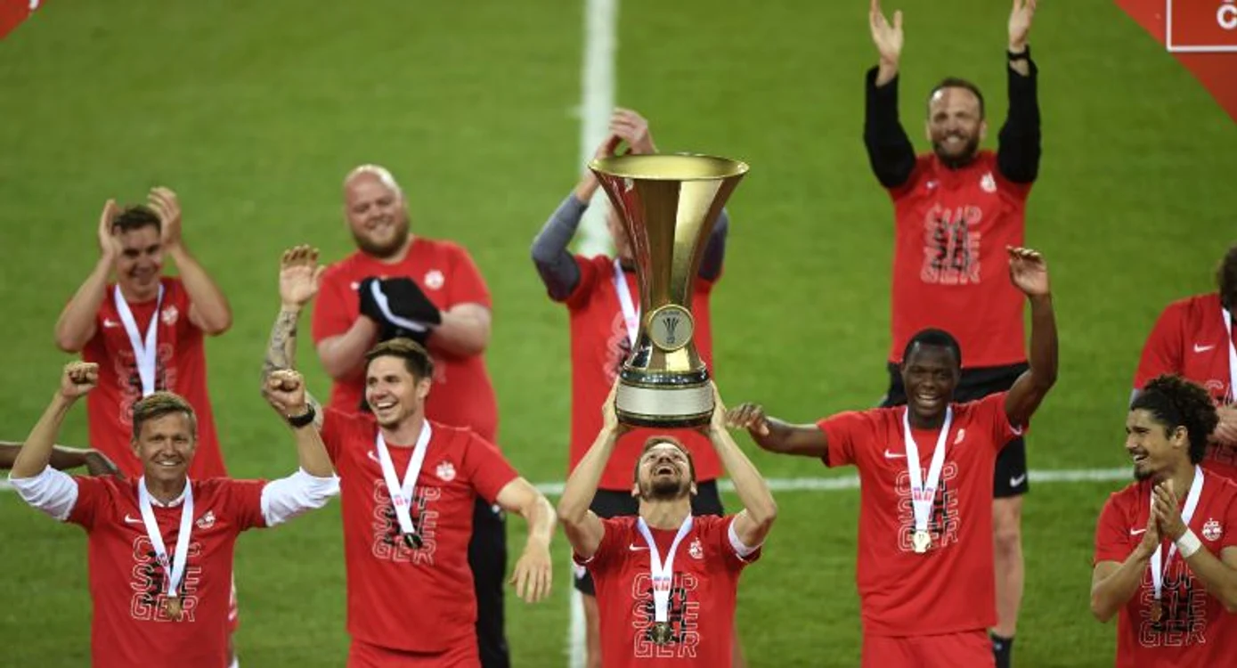 Trofeul acordat în Cupa Austriei a trecut din mână în mână fără ca jucătorii să-și părăsească locurile