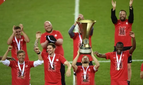 Trofeul acordat în Cupa Austriei a trecut din mână în mână fără ca jucătorii să și părăsească locurile jpeg