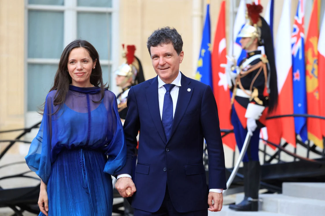 Mirabela Grădinaru şi Nicuşor Dan, la dineul oferit de Emmanuel Macron. FOTO: AFP