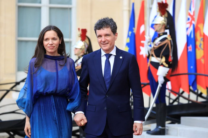 Mirabela Grădinaru şi Nicuşor Dan, la dineul oferit de Emmanuel Macron. FOTO: AFP