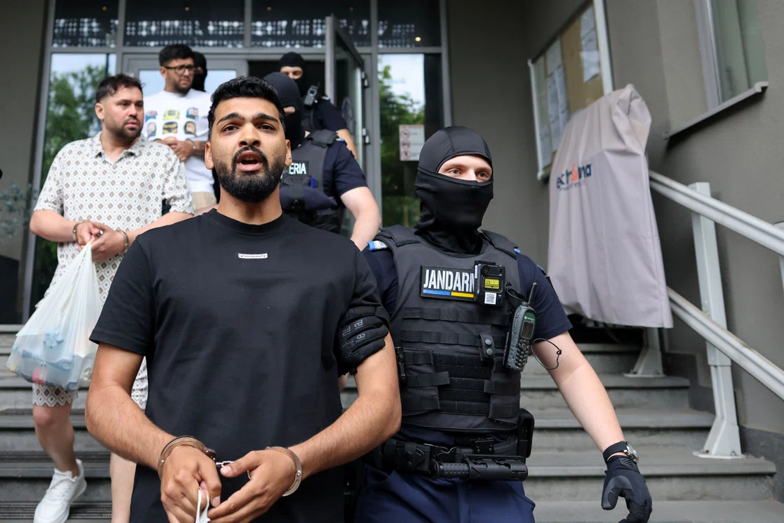 Membrii clanului Duduianu au ieșit cu cătușe de la Parchet FOTO Inquam Photos/George Călin
