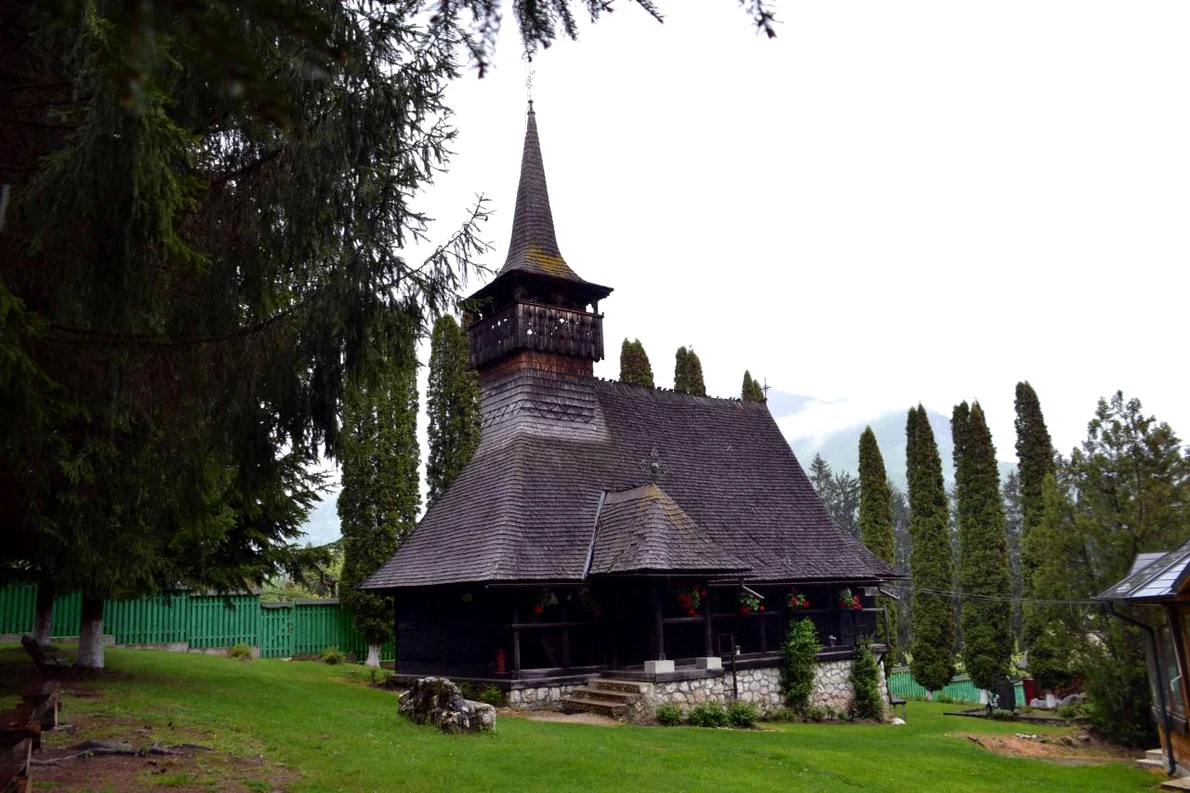 Biserica de lemn „Sf Gheorghe” – Dragoslavele (© Institutul Național al Patrimoniului)