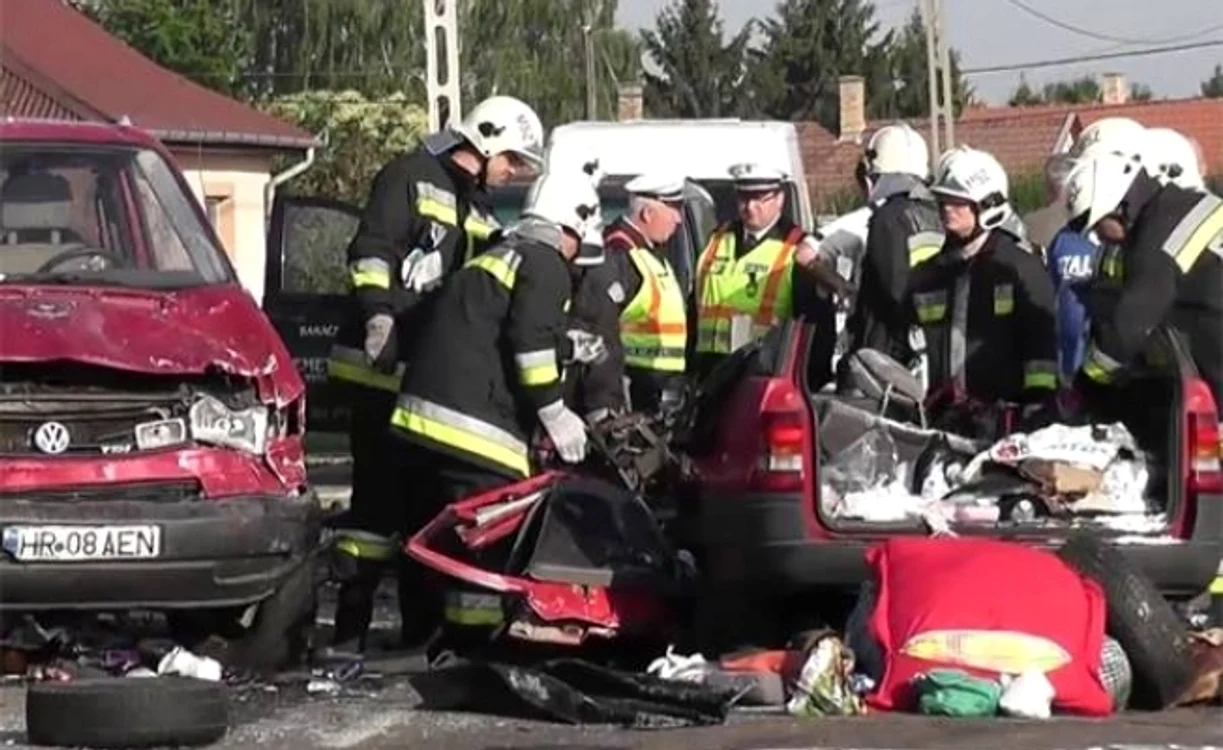 
    Mașina în care se aflau românii s-a făcut praf (foto:rtv.net)  
