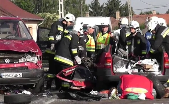 Mașina în care se aflau românii s-a făcut praf (foto:rtv.net)